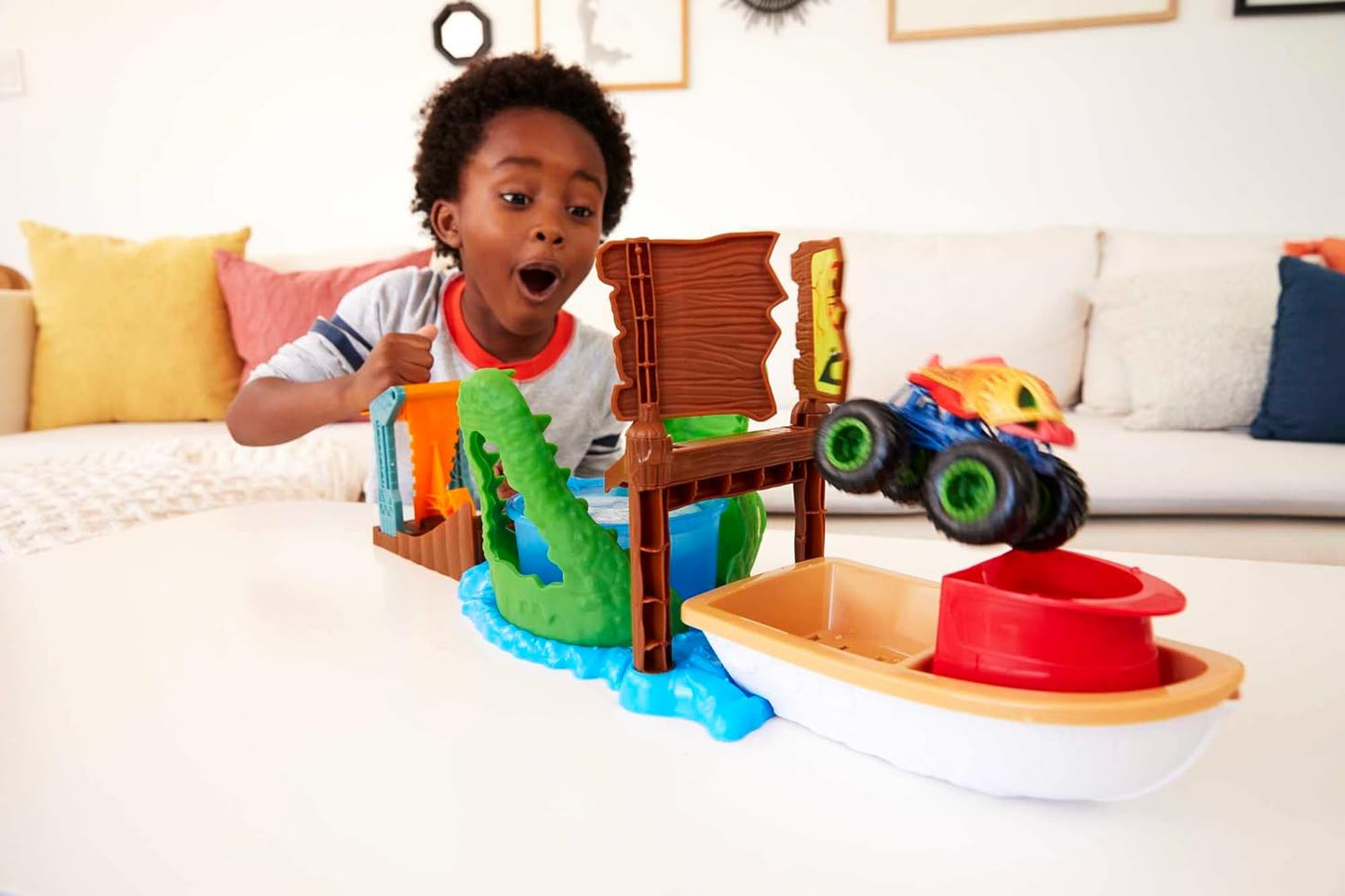 Hot Wheels Monster Trucks Attack on the Croco Set with 1 Monster Truck Color Shifters, Water Game, Children's Toy, Ages 4 and Above, HGV14