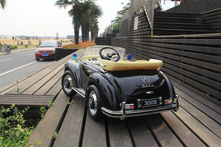 Mercedes Benz 300S Licensed R/C Ride on Car -12V7AH*1battery- 35W*2 motors | سيارة مرسيدس بنز 300S كهربائية مرخّصة – تحكم عن بُعد 2.4 جيجا هرتز – بطارية 12 فولت 7 أمبير – محركان بقدرة 35 واط