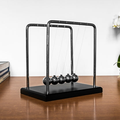 The Source - Newton's Cradle | ذا سورس - مهد نيوتن